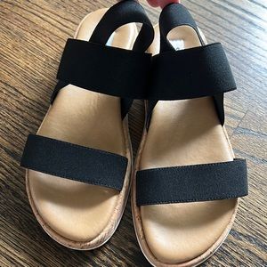 Steve Madden “Gladi” strap sandals. Size 7